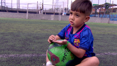 Menino de 5 anos cultiva o sonho de ser um jogador de futebol