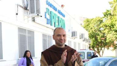 Frei Gilson visita Centro Médico Padre Pio pela primeira vez