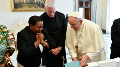Papa recebe, em audiência, a primeira-ministra de Uganda