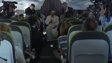 No retorno para Roma, Papa atende jornalistas em coletiva de imprensa