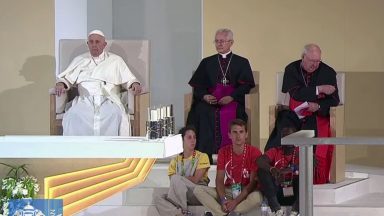 Jovens participam de vigília com Papa Francisco na JMJ