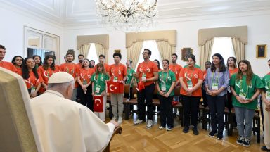 Papa oferece encorajamento aos jovens turcos das zonas do terremoto