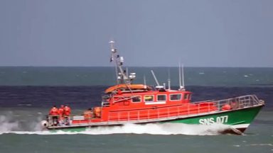 Pelo menos seis mortos e dezenas resgatados em barco na França