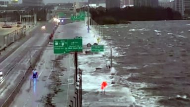 Furacão Idália chega à Flórida causando diversas inundações
