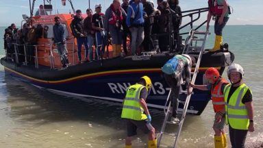 Crianças estão entre as resgatadas em pequeno bote na Inglaterra