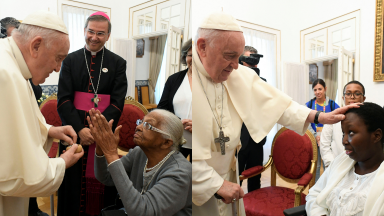 Papa recebe idosa de 106 anos e jovem enferma