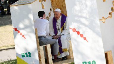 JMJ: Papa atende jovens em confissão no Parque do Perdão
