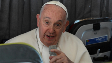 Papa a jornalistas: “A Igreja é mãe e guia cada um pelo seu caminho”