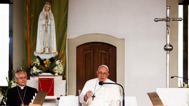 Em Fátima, Papa reza o terço pelos jovens e pela paz