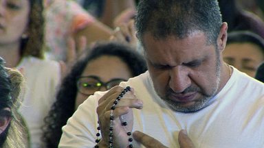 Na Canção Nova, peregrinos expressam devoção ao Santo Rosário