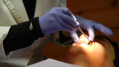 Papa oferece tratamento odontológico gratuito aos sem-teto em Roma