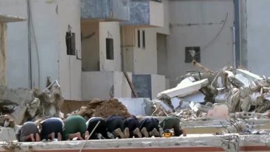 Em Derna, equipe de resgate interrompe buscas e ora por vítimas