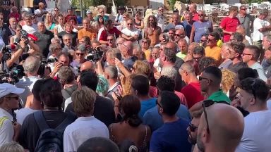 Moradores da ilha de Lampedusa protestam após chegada de migrantes