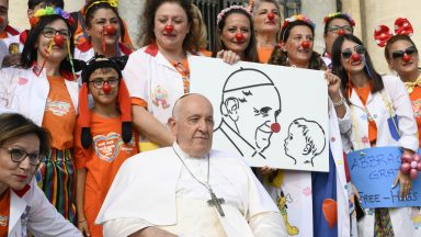 Colorido solidário dos palhaços da Calábria encontra o Papa