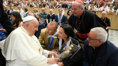 Igreja é chamada à reciprocidade entre dons e carismas, indica o Papa