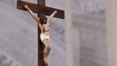 A cruz é um grande sinal que nos leva ao amor de Cristo, destaca padre