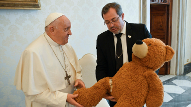 Papa ganha urso de pelúcia, símbolo das crianças mortas na Ucrânia