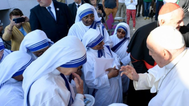 Papa visita as Missionárias da Caridade: a fraternidade é uma profecia