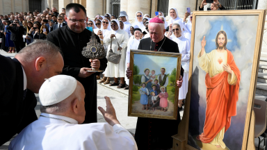 Papa abençoa relíquias da família Ulma, recém beatificada na Polônia