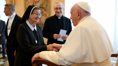 “Mãos unidas diante de Deus e mãos estendidas aos irmãos”, indica Papa