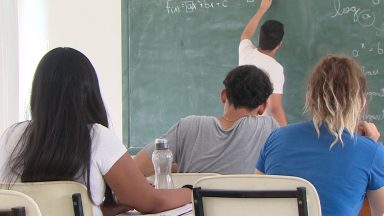 Cursinho gratuito prepara alunos de baixa renda para o Enem