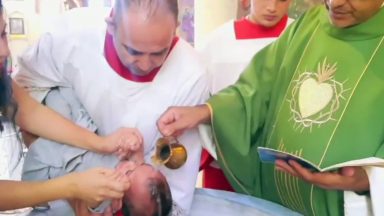 Batismo de uma criança é sinal de esperança no meio da guerra