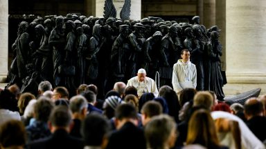 Em oração na Praça São Pedro, Papa lamenta sofrimento de migrantes