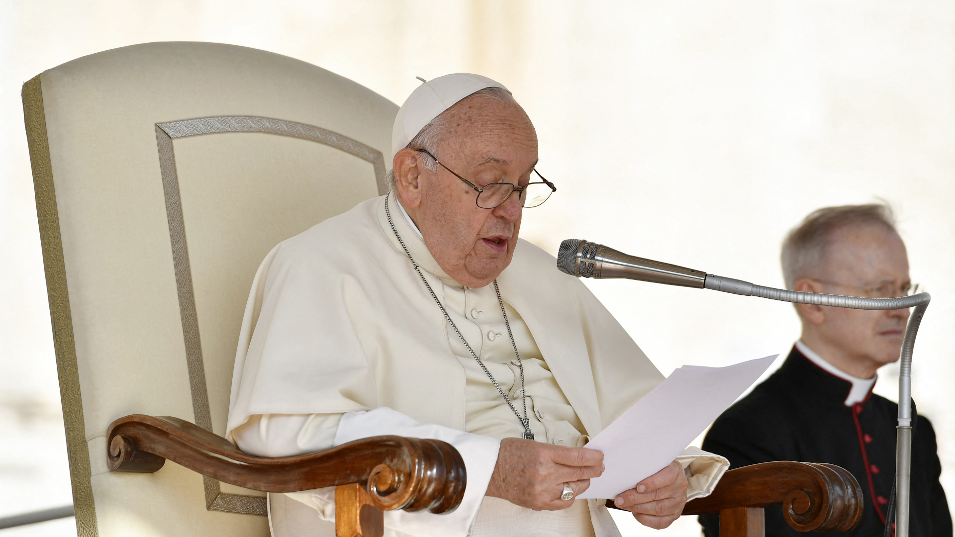 Papa pede que 'cessem os ataques' em Israel