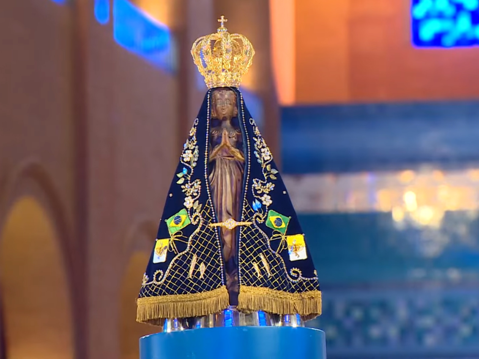 Celebra es A Nossa Senhora Re nem 334 Mil Fi is Em Aparecida