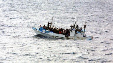 Papa: garantir migração segura e direito de permanecer na própria terra