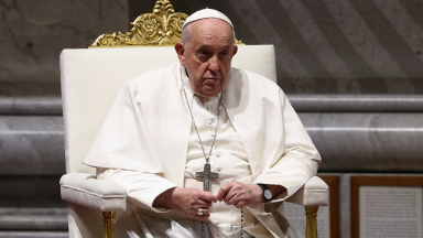 Papa reza a Nossa Senhora: “ensinai-nos a repudiar a loucura da guerra”