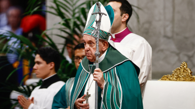 Papa Francisco usa vestes litúrgicas que homenageiam a Amazônia