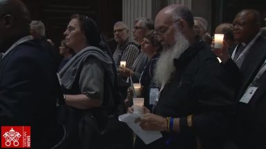 Participantes do Sínodo dos Bispos rezam o terço pela paz
