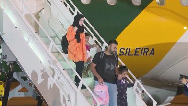 Grupo de brasileiros repatriados de Gaza retornam ao Brasil