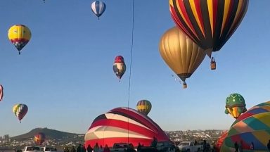 Festival de balões de ar quente colorem o céu do México