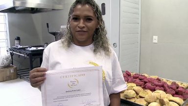 Alunos do programa Padaria Artesanal recebem certificado