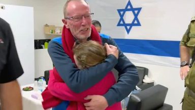 Menina israelense de 9 anos reencontra pai após 50 dias em cativeiro
