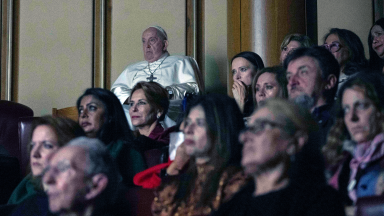 Papa assiste a documentário sobre guerra na Ucrânia: 
