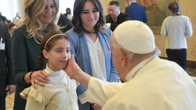 Papa reafirma direito dos pais de educarem seus filhos em liberdade