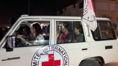 Comboio da Cruz Vermelha com reféns é visto indo de Gaza para o Egito