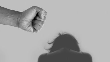 Violência contra a mulher, o Papa: erva venenosa a ser erradicada