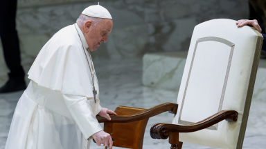 Papa pede pela paz: quem fabrica armas lucra com a morte de pessoas