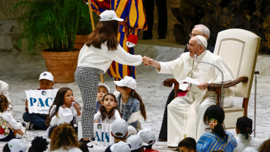 Papa em encontro com mais de 6 mil crianças: fazer o bem e não a guerra