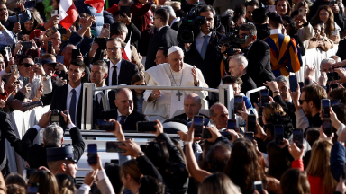 Papa: “Só nos mantemos em pé avançando, num impulso de caridade”