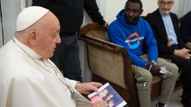 Papa recebe migrante que perdeu esposa e filha mortas no deserto