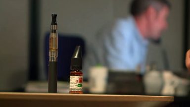 Mesmo proibido, uso de cigarros vape vem crescendo