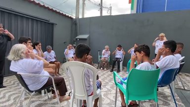 Idosos e crianças do Instituto Asas para Anjos ganham festa natalina