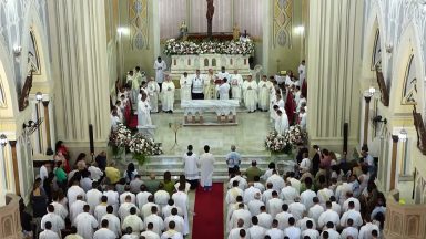 Fiéis comemoram a reabertura da Catedral de Aracaju