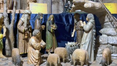 Vaticano recebe exposição de presépios e chama atenção de peregrinos