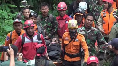 Alpinistas são resgatados após vulcão entrar em erupção na Indonésia